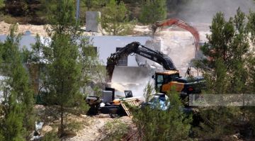 الاحتلال يخطر بهدم أكثر من 20 منزلا ومنشأة في عناتا شمال القدس