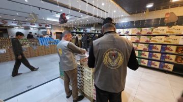 شرطة غزة توقف 19 تاجرا وتتلف 9 أطنان من الأغذية الفاسدة شرطة غزة توقف 19 تاجرا وتتلف 9 أطنان من الأغذية الفاسدة