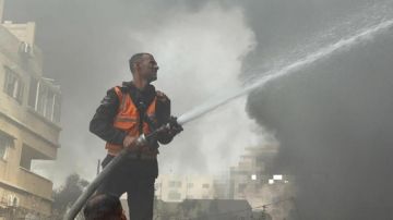 بالفيديو الدفاع المدني يواصل عملية السيطرة على حريق عمارة البرقوني