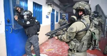 تقرير رمضان خلف القضبان تصعيد إسرائيلي يفاقم معاناة 9500 أسير فلسطيني تقرير رمضان خلف القضبان تصعيد إسرائيلي يفاقم معاناة 9500 أسير فلسطيني