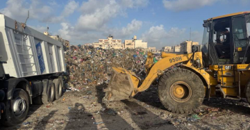 بدء ترحيل 370 ألف طن من النفايات المتراكمة في سوق فراس وسط غزة
