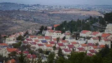 لأول مرة.. السفارة الأمريكية لدى الاحتلال تقدم خدماتها داخل مستوطنات الضفة 