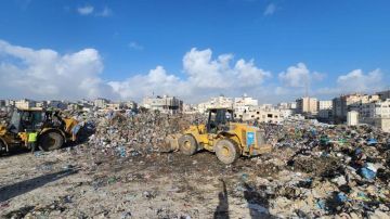 بالصور بلدية غزة تبدأ نقل 300 ألف متر مكعب نفايات من سوق فراس