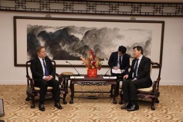 السفير عواد يطلع المبعوث الصيني على خطورة قرارات الاحتلال الأخيرة السفير عواد يطلع المبعوث الصيني على خطورة قرارات الاحتلال الأخيرة