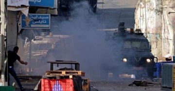 مداهمات واسعة تسفر عن اعتقال مواطنين وتخريب ممتلكات بالضفة مداهمات واسعة تسفر عن اعتقال مواطنين وتخريب ممتلكات بالضفة