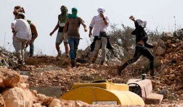 إصابة مسن ونجله باعتداء شنه مستوطنون جنوبي الخليل