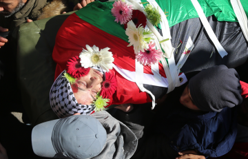 صور وفيديو تشييع جثمان الشهيد أبو غوش بمخيم قلنديا