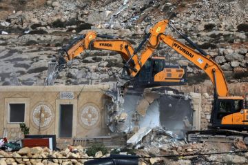 الاحتلال يهدم محلا تجاريا وأسوارا في سلوان ومنزلين في برطعة