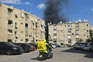 بالفيديو والصور موجة جديدة من صواريخ إيران البالستية تهز إسرائيل: إصابات وأضرار جسيمة