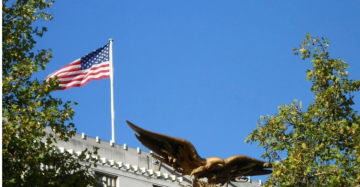 يديعوت أحرونوت : البدء بعملية إجلاء طارئة لـ 60 ألف أمريكي في مصر