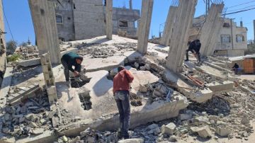 بأدوات ومعدات بسيطة... بدء مشروع إزالة الكتل الخرسانية الخطيرة في غزة بأدوات ومعدات بسيطة... بدء مشروع إزالة الكتل الخرسانية الخطيرة في غزة