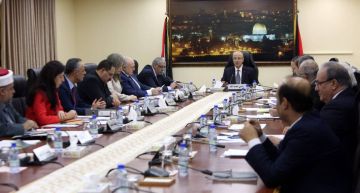 الحكومة ترفض قرار واشنطن وتؤكد على تنفيذ قرارات الفصائل