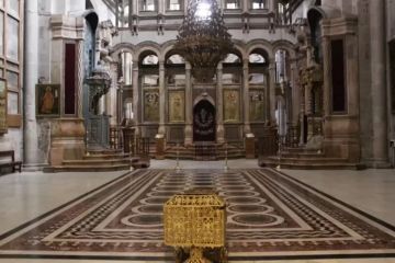 الاحتلال يمنع إقامة قداس أحد الشعانين في القيامة والمستوطنون يحاولون إدخال القرابين للأقصى 