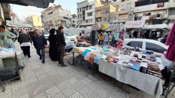 تقرير بعدما ضاقت بهم الحياة... مواطنون يحولون أرصفة غزة إلى مصدر رزق