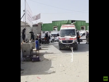 أول دفعة من جرحى غزة تعبر إلى مصر عبر رفح بعد إعادة فتحه (فيديو)