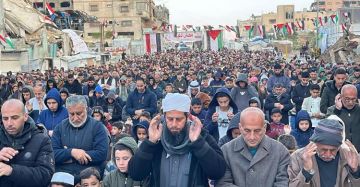 بالصور صلاة عيد الفطر في قطاع غزة بجانب ركام المنازل وساحات المساجد المدمرة