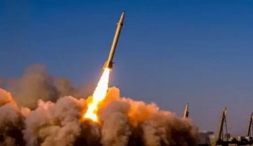 إيران: شهداء في غارات عنيفة والصواريخ الإيرانية تضرب مواقع استراتيجية إيران: شهداء في غارات عنيفة والصواريخ الإيرانية تضرب مواقع استراتيجية