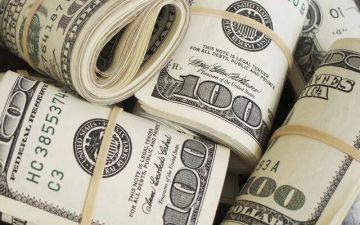 ارتفاع الدولار ليسجل أكبر مكاسب شهرية في عشرة أشهر