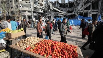 القلق يسبق الرفوف سباق الغزيين لتأمين الأساسيات مع تصاعد المخاوف القلق يسبق الرفوف سباق الغزيين لتأمين الأساسيات مع تصاعد المخاوف