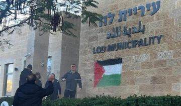 مجهولون يرسمون العلم الفلسطيني على جدار مبنى بلدية اللد