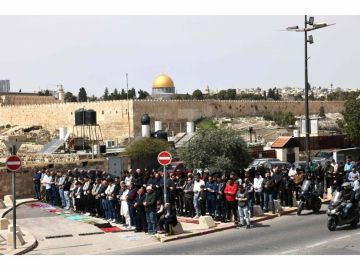 الصلاة على الأعتاب.. إرادة في وجه الإغلاق الصلاة على الأعتاب.. إرادة في وجه الإغلاق