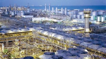 أرامكو السعودية تخفض الإنتاج في حقلين نفطيين