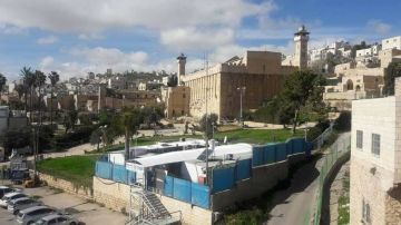 صور خيام للمستوطنيين في محيط المسجد الإبراهيمي تثير غضب الفلسطينيين