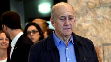 لماذا اضطر ايهود أولمرت لإلغاء سفره نحو السويد؟