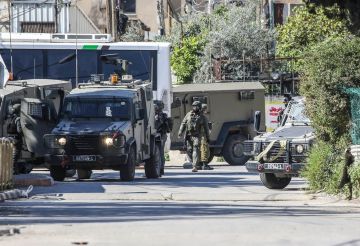 مستوطنون يرشقون جنود الجيش الإسرائيلي بالحجارة إثر هدم منشآت غير قانونية قرب الخليل