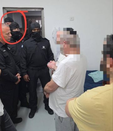 بالصور المتطرف بن غفير يقتحم أقسام الأسرى متنكرا بزي حارس