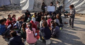 تقرير  أطفال غزة يواصلون تعليمهم داخل خيام متهالكة وسط غياب المقاعد والإمكانات
