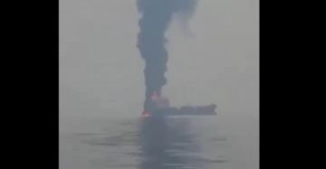 بالفيديو لحظة غرق ناقلة نفط قبالة مضيق هرمز