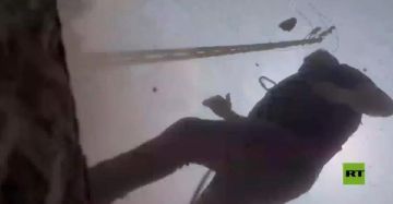 فيديو لحظة الاستهداف: القصف الإسرائيلي يصيب مراسل RT ومصوره مباشرة جنوب لبنان