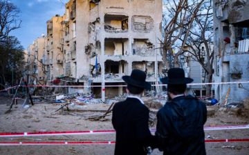 بالفيديو والصور صواريخ إيران تمطر وسط وجنوب إسرائيل.. وخاتم الأنبياء يتوعد بالمزيد بالفيديو والصور صواريخ إيران تمطر وسط وجنوب إسرائيل.. وخاتم الأنبياء يتوعد بالمزيد