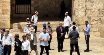 مستوطنون يقتحمون مقبرة باب الرحمة قرب المسجد الأقصى مستوطنون يقتحمون مقبرة باب الرحمة قرب المسجد الأقصى