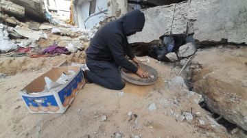 تقرير دبلة ومحبس بين الرفات.. ناج من مجزرة إسرائيلية ينقذ ذكرياته بالغربال