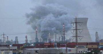 للمرة الثانية خلال الحرب.. اندلاع حريق في مصافي حيفا بعد استهدافها بالصواريخ للمرة الثانية خلال الحرب.. اندلاع حريق في مصافي حيفا بعد استهدافها بالصواريخ