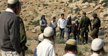 المستوطنون يواصلون هجماتهم الممنهجة ضد الفلسطينيين وممتلكاتهم بالضفة الغربية المستوطنون يواصلون هجماتهم الممنهجة ضد الفلسطينيين وممتلكاتهم بالضفة الغربية