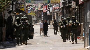 بينهم أسيرة محررة وضابط إسعاف.. الاحتلال يشن حملة اعتقالات في الضفة بينهم أسيرة محررة وضابط إسعاف.. الاحتلال يشن حملة اعتقالات في الضفة