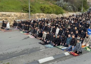 منع صلاة العيد في الأقصى والمئات يؤدونها في محيطه رغم التضييق