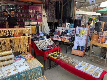 تقرير أسواق الضفة قبيل العيد... موسم باهت وخسارات تجارية غير مسبوقة