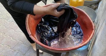 تقرير أصابع متعبة وظهور منحنية.. الغسيل اليدوي يختصر معاناة نساء غزة