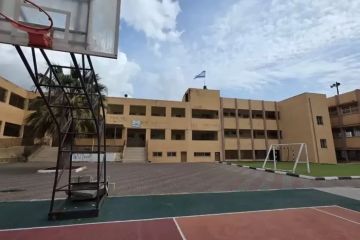 مستوطنون يقتحمون مدرسة في حوارة ويرفعون علم الاحتلال فوق مبانيها مستوطنون يقتحمون مدرسة في حوارة ويرفعون علم الاحتلال فوق مبانيها