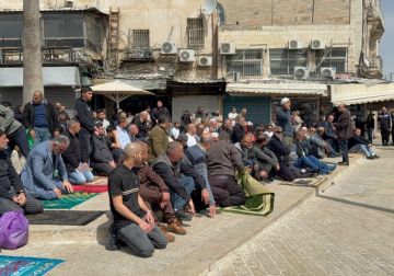 المقدسيون يؤدون صلاة الجمعة الأخيرة من رمضان على مقربة من الأقصى