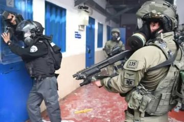 إصابات باقتحام واسع لكافة أقسام الأسرى الفلسطينيين في سجون الاحتلال