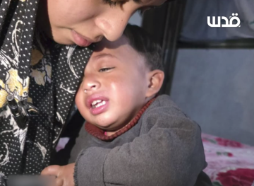 أطفأوا سجائر بجسده وأدخلوا مسمارا بساقه.. الاحتلال يعذب طفلا بغزة أمام والده