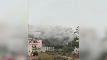 الاحتلال يفجر منزل عائلة الأسير عزمي أبو اهليل في الخليل