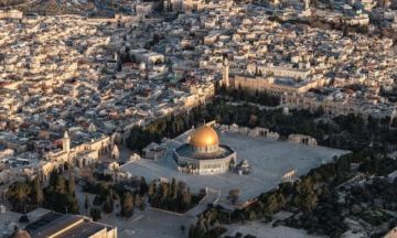 بالفيديو 19 يوما من إغلاق الأقصى.. قوات الاحتلال تطارد المصلين في باحاته وتعتدي عليهم