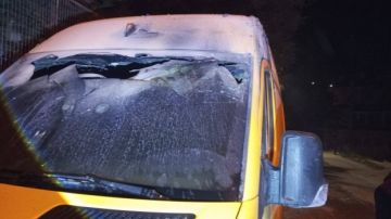 مستوطنون يهاجمون قرية برقا ويضرمون النار في عيادة وشاحنة