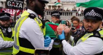 تقرير: الشرطة البريطانية تعتقل متضامنين مع غزة رغم حكم قضائي بعدم تجريم نشاطهم تقرير: الشرطة البريطانية تعتقل متضامنين مع غزة رغم حكم قضائي بعدم تجريم نشاطهم